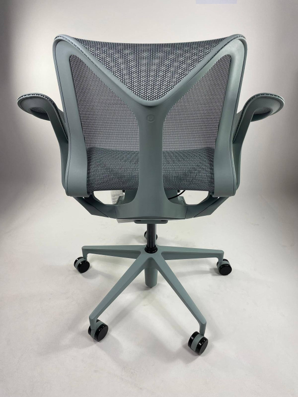 Кресло Herman Miller Cosm, низкая спинка, цвет Glacier, подлокотники «лепестки» (Leaf)